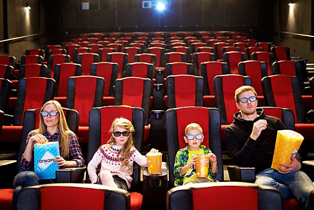 映画館で映画を見る人々