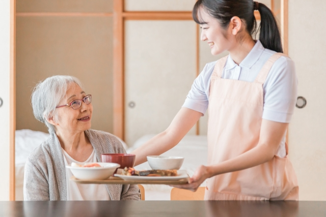 高齢者と食事サービス