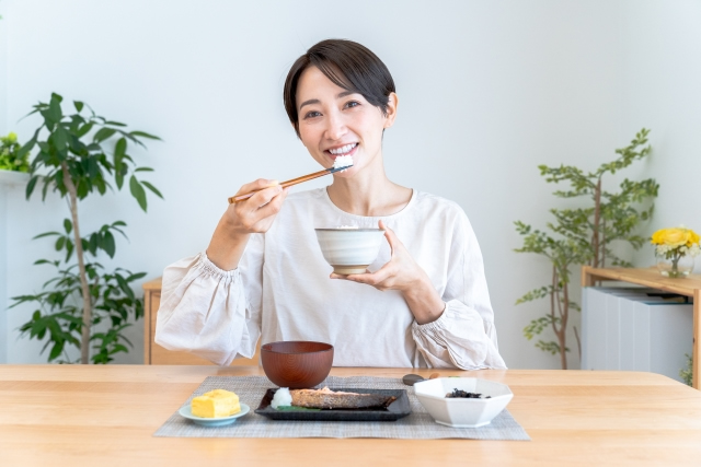 朝ご飯を食べる女性