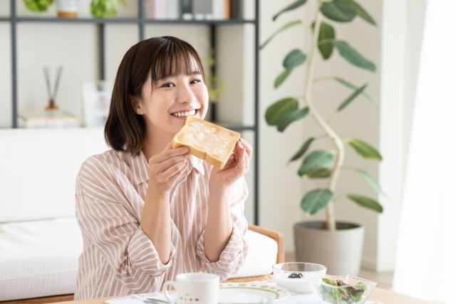 若い女性の朝食