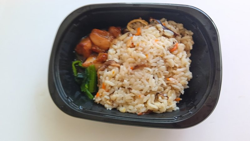 「五目ごはんと鶏肉の黒酢あん」中身