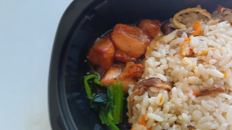 「五目ごはんと鶏肉の黒酢あん」おかず