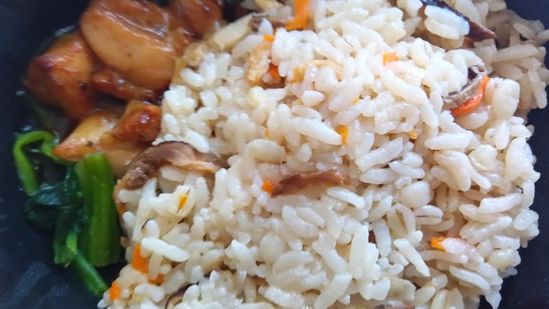 「五目ごはんと鶏肉の黒酢あん」五目ご飯